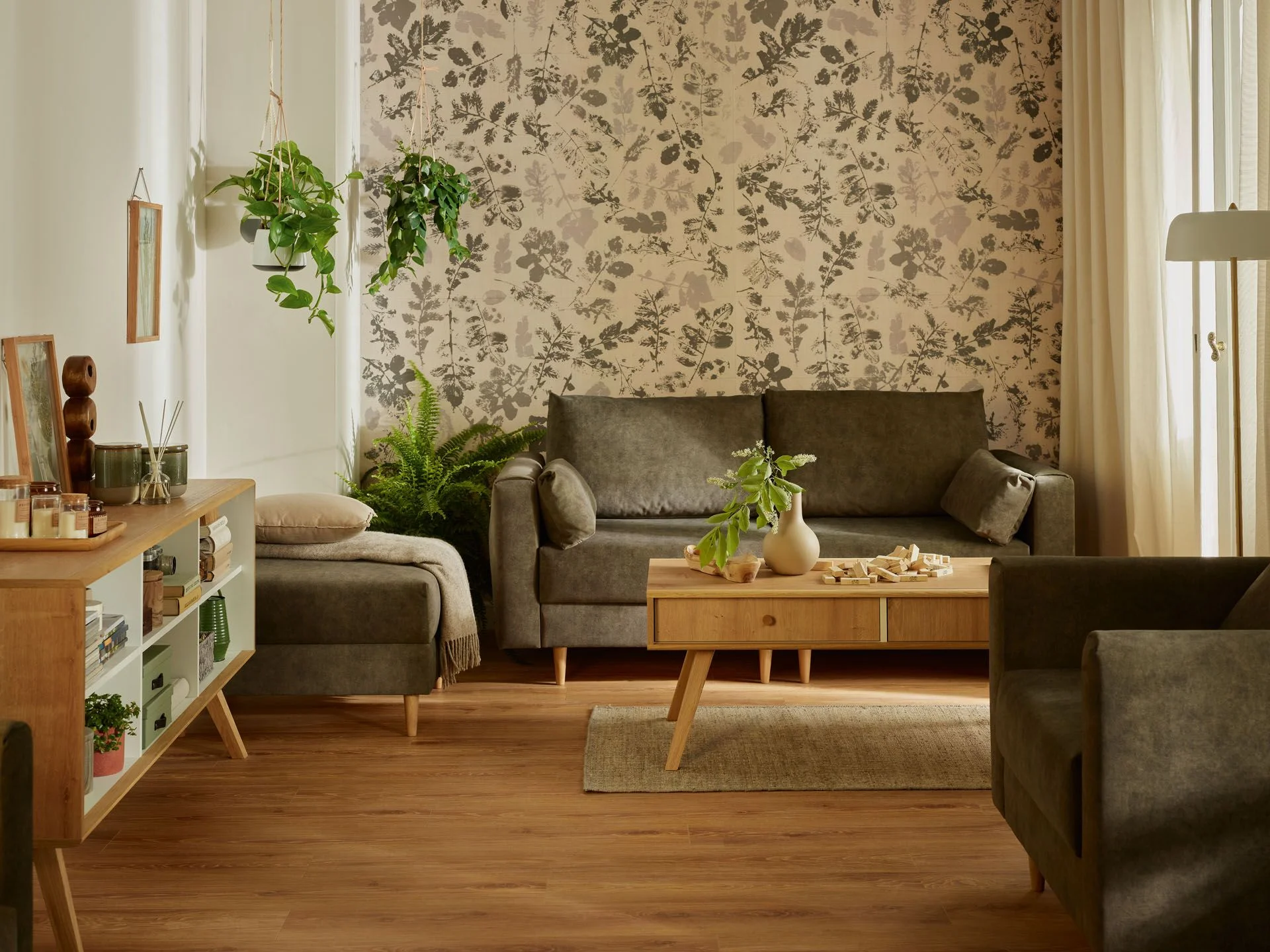 Przytulny salon z botaniczną tapetą i roślinami doniczkowymi 